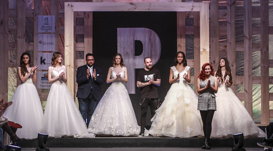 En tendencias nupciales, lo clásico deja paso a propuestas más originales: dos piezas con encaje, monos, vestidos con telas de purpurina, looks en corto, pronunciados escotes en la espalda, capas, flores en 3D, complementos en tonos pastel y turbantes. 