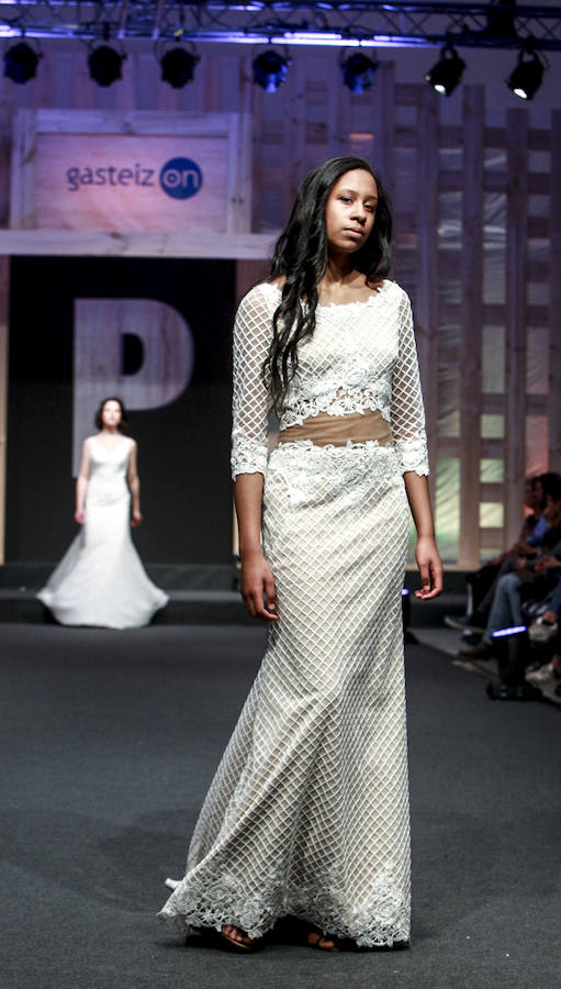 En tendencias nupciales, lo clásico deja paso a propuestas más originales: dos piezas con encaje, monos, vestidos con telas de purpurina, looks en corto, pronunciados escotes en la espalda, capas, flores en 3D, complementos en tonos pastel y turbantes. 