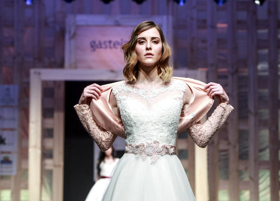 En tendencias nupciales, lo clásico deja paso a propuestas más originales: dos piezas con encaje, monos, vestidos con telas de purpurina, looks en corto, pronunciados escotes en la espalda, capas, flores en 3D, complementos en tonos pastel y turbantes. 