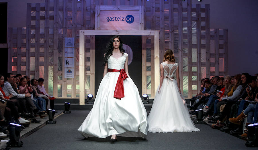 En tendencias nupciales, lo clásico deja paso a propuestas más originales: dos piezas con encaje, monos, vestidos con telas de purpurina, looks en corto, pronunciados escotes en la espalda, capas, flores en 3D, complementos en tonos pastel y turbantes. 