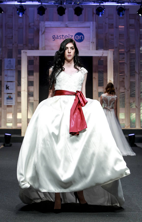 En tendencias nupciales, lo clásico deja paso a propuestas más originales: dos piezas con encaje, monos, vestidos con telas de purpurina, looks en corto, pronunciados escotes en la espalda, capas, flores en 3D, complementos en tonos pastel y turbantes. 