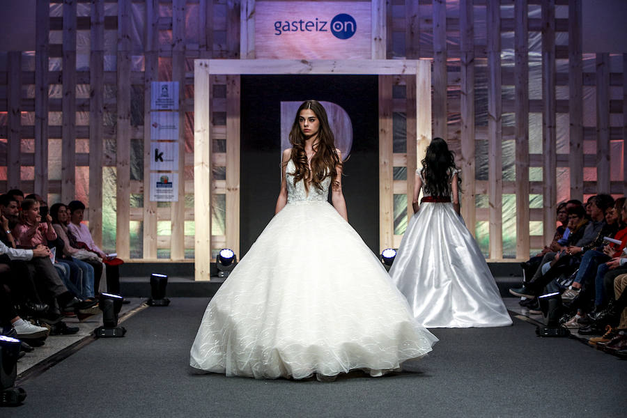 En tendencias nupciales, lo clásico deja paso a propuestas más originales: dos piezas con encaje, monos, vestidos con telas de purpurina, looks en corto, pronunciados escotes en la espalda, capas, flores en 3D, complementos en tonos pastel y turbantes. 