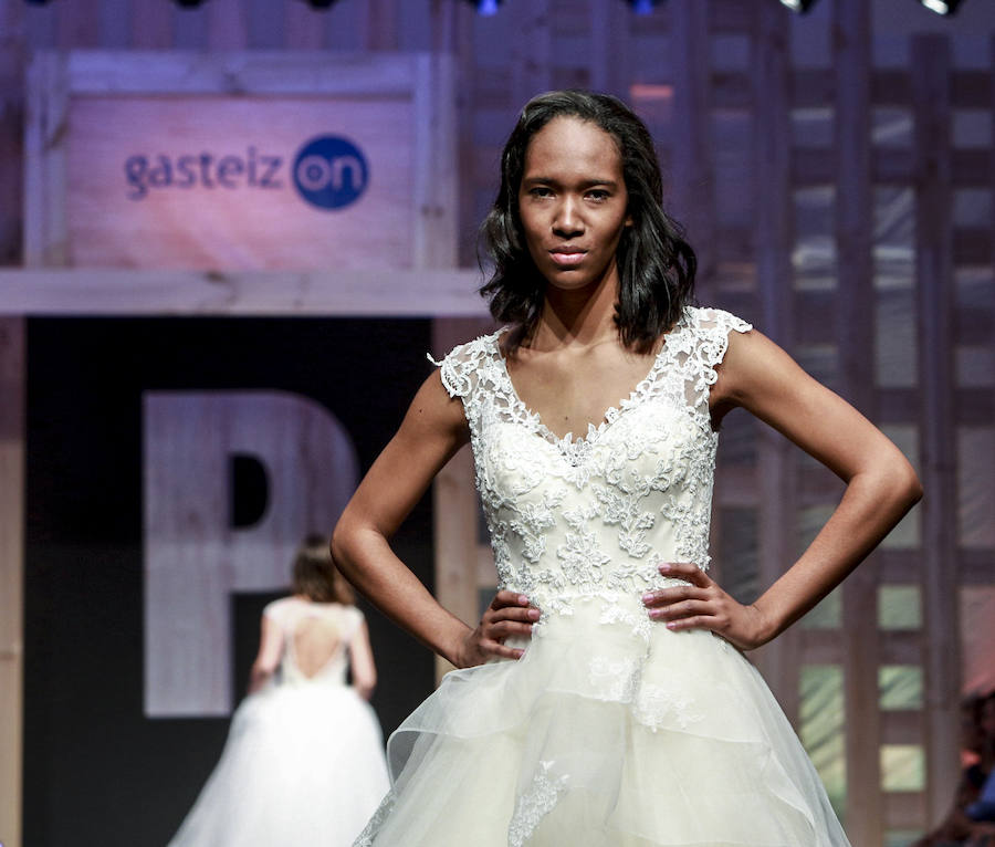 En tendencias nupciales, lo clásico deja paso a propuestas más originales: dos piezas con encaje, monos, vestidos con telas de purpurina, looks en corto, pronunciados escotes en la espalda, capas, flores en 3D, complementos en tonos pastel y turbantes. 