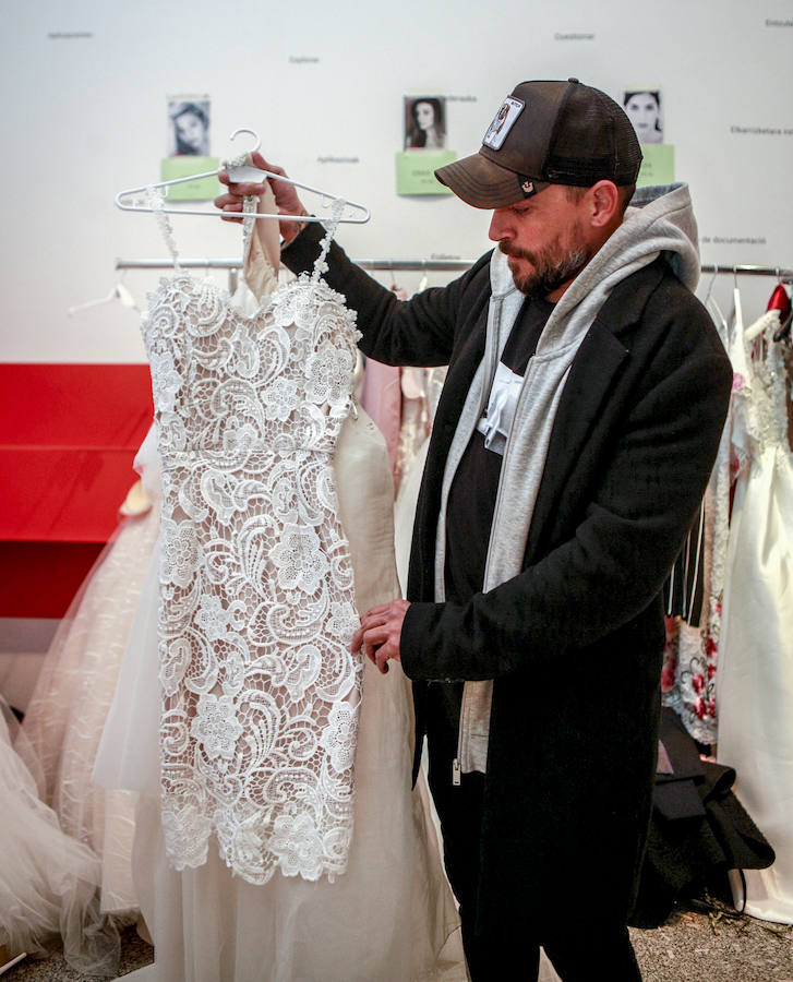 El finalista de la segunda temporada de Maestros de la Costura acude a la Pasarela Gasteiz On y escoje para ÁlavaDmoda sus cuatro vestidos de novia favoritos