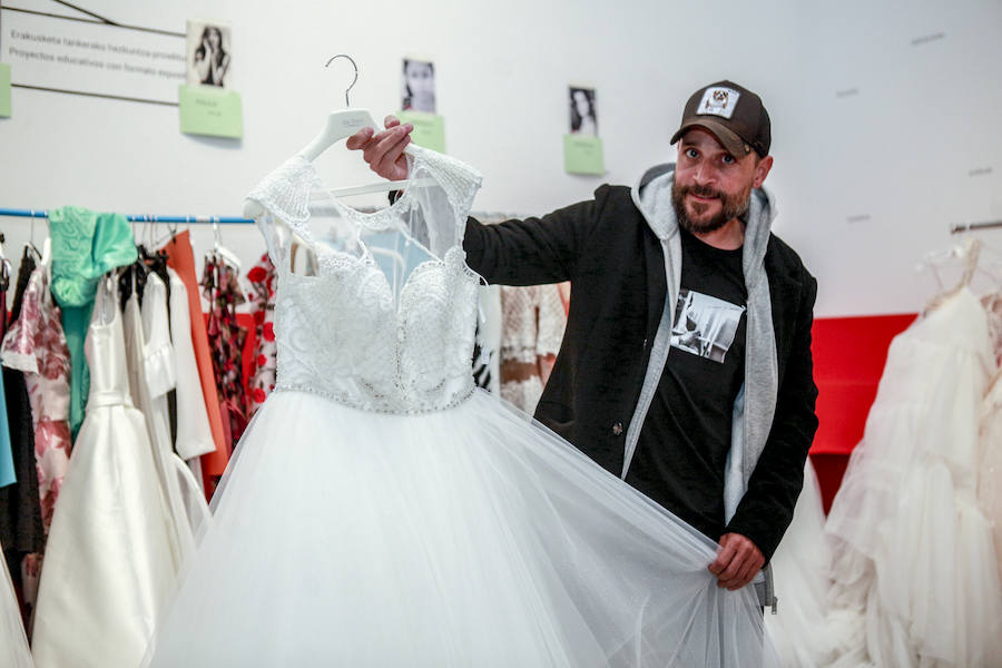 El finalista de la segunda temporada de Maestros de la Costura acude a la Pasarela Gasteiz On y escoje para ÁlavaDmoda sus cuatro vestidos de novia favoritos