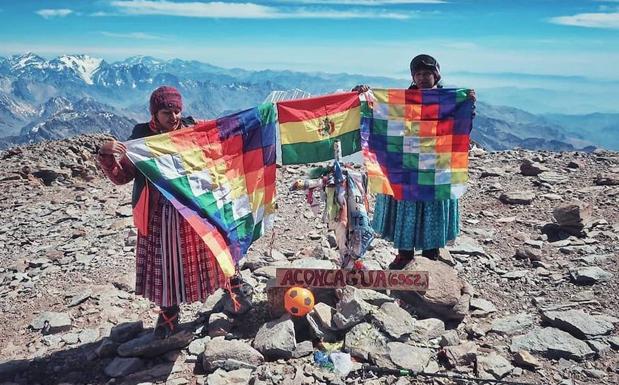 Las mujeres bolivianas, en la cima del Aconcagua. 