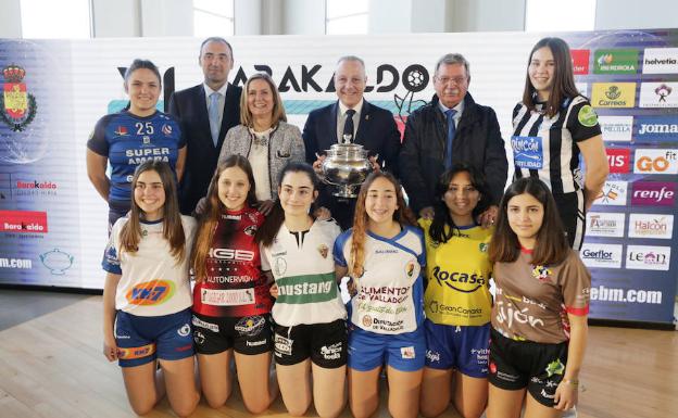 Instituciones y jugadoras cadetes del Zuazo con las camisetas de los ocho equipos tras el sorteo. 