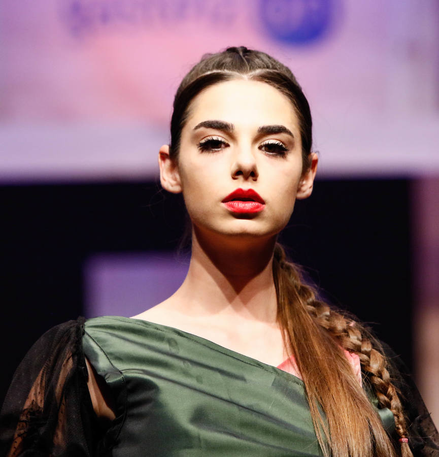 Los nuevos creadores pisan fuerte en la Pasarela Gasteiz On con originales looks, vestidos de ensueño, prendas recicladas y estilismos reivindicativos.