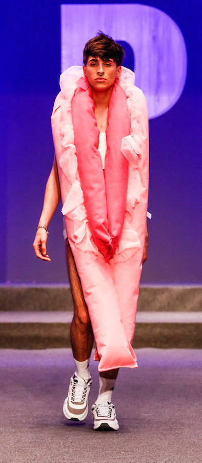 Los nuevos creadores pisan fuerte en la Pasarela Gasteiz On con originales looks, vestidos de ensueño, prendas recicladas y estilismos reivindicativos.