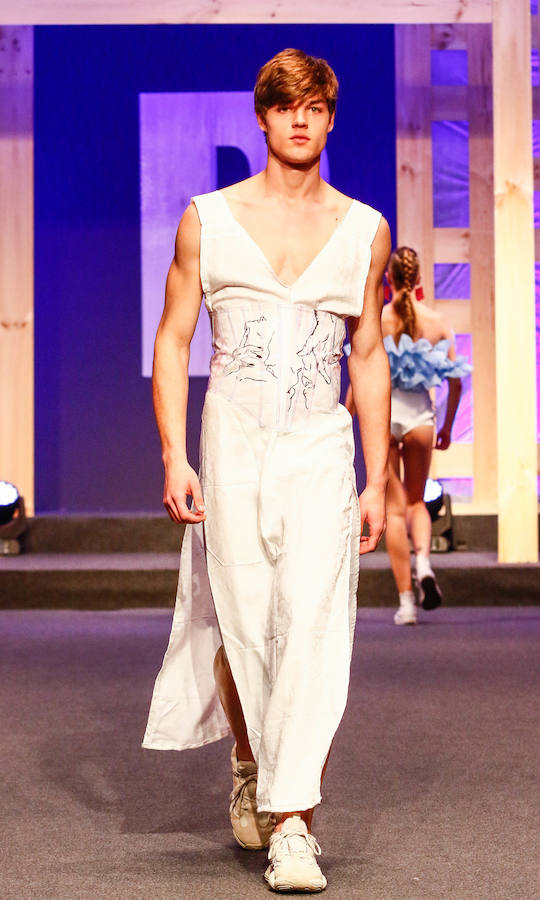 Los nuevos creadores pisan fuerte en la Pasarela Gasteiz On con originales looks, vestidos de ensueño, prendas recicladas y estilismos reivindicativos.