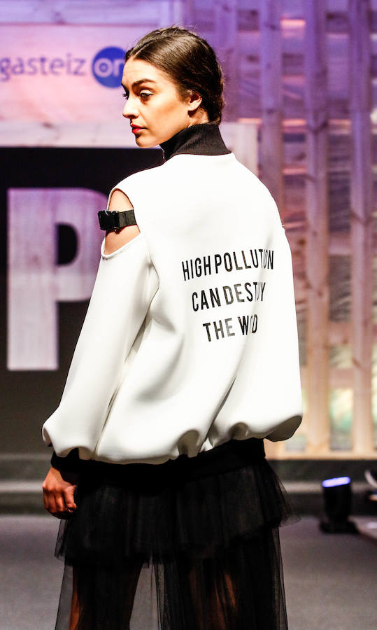 Los nuevos creadores pisan fuerte en la Pasarela Gasteiz On con originales looks, vestidos de ensueño, prendas recicladas y estilismos reivindicativos.