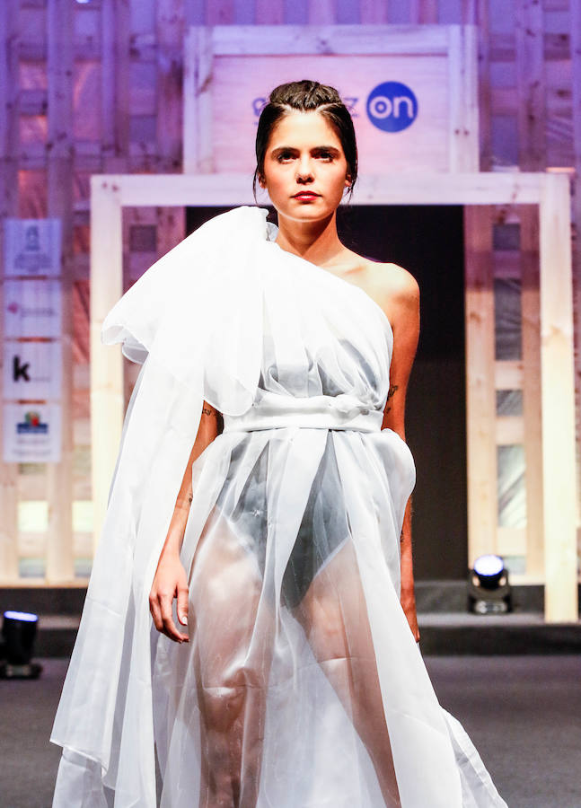 Los nuevos creadores pisan fuerte en la Pasarela Gasteiz On con originales looks, vestidos de ensueño, prendas recicladas y estilismos reivindicativos.