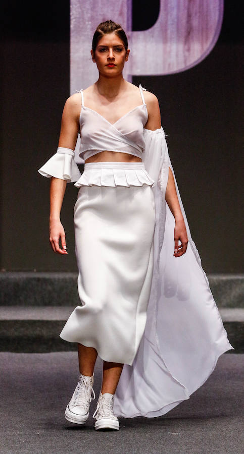 Los nuevos creadores pisan fuerte en la Pasarela Gasteiz On con originales looks, vestidos de ensueño, prendas recicladas y estilismos reivindicativos.