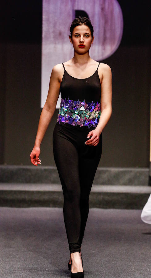 Los nuevos creadores pisan fuerte en la Pasarela Gasteiz On con originales looks, vestidos de ensueño, prendas recicladas y estilismos reivindicativos.