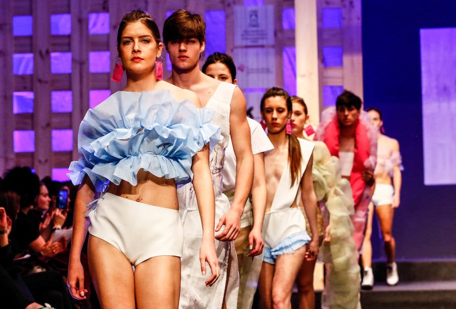 Los nuevos creadores pisan fuerte en la Pasarela Gasteiz On con originales looks, vestidos de ensueño, prendas recicladas y estilismos reivindicativos.