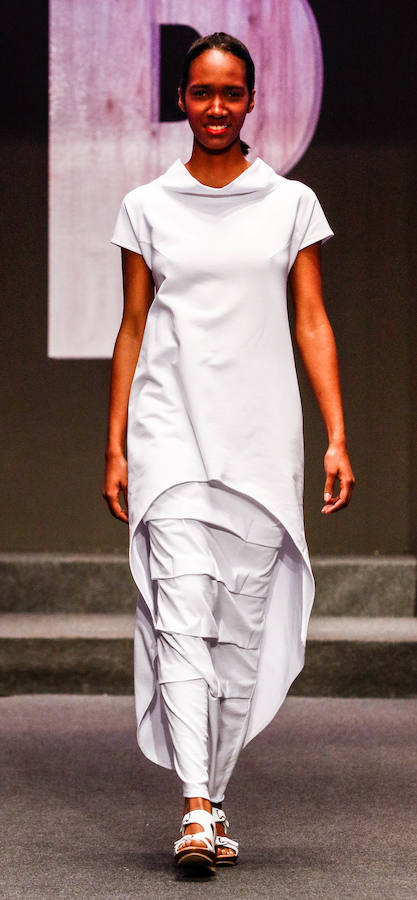 Los nuevos creadores pisan fuerte en la Pasarela Gasteiz On con originales looks, vestidos de ensueño, prendas recicladas y estilismos reivindicativos.