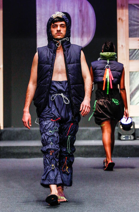 Los nuevos creadores pisan fuerte en la Pasarela Gasteiz On con originales looks, vestidos de ensueño, prendas recicladas y estilismos reivindicativos.