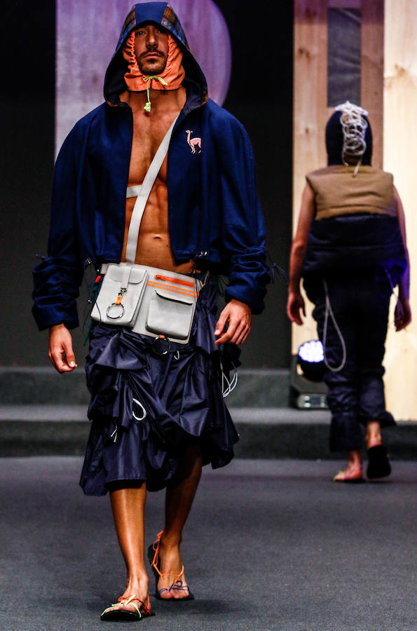 Los nuevos creadores pisan fuerte en la Pasarela Gasteiz On con originales looks, vestidos de ensueño, prendas recicladas y estilismos reivindicativos.