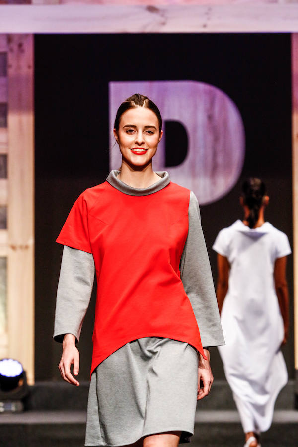 Los nuevos creadores pisan fuerte en la Pasarela Gasteiz On con originales looks, vestidos de ensueño, prendas recicladas y estilismos reivindicativos.