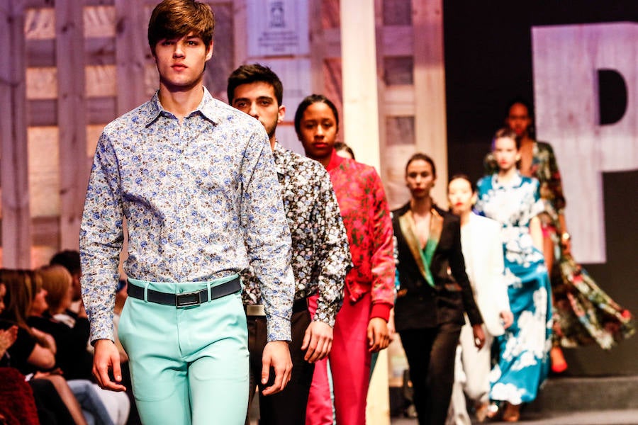 Los nuevos creadores pisan fuerte en la Pasarela Gasteiz On con originales looks, vestidos de ensueño, prendas recicladas y estilismos reivindicativos.