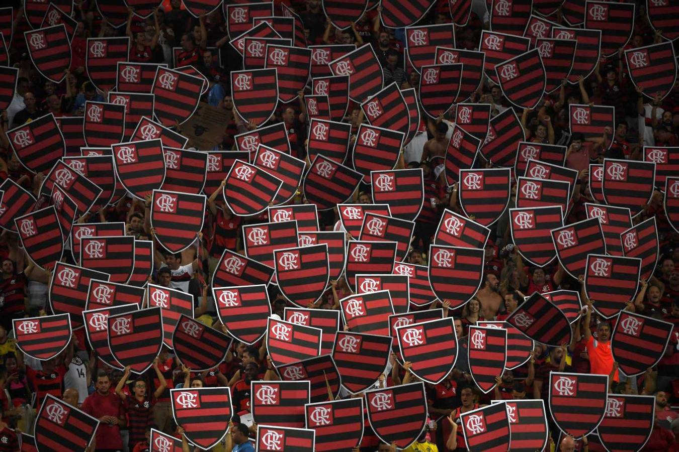 Hinchas del Flamengo en el partido de fútbol de la Copa Libertadores contra el equipo uruguayo Penarol en el estadio Maracaná