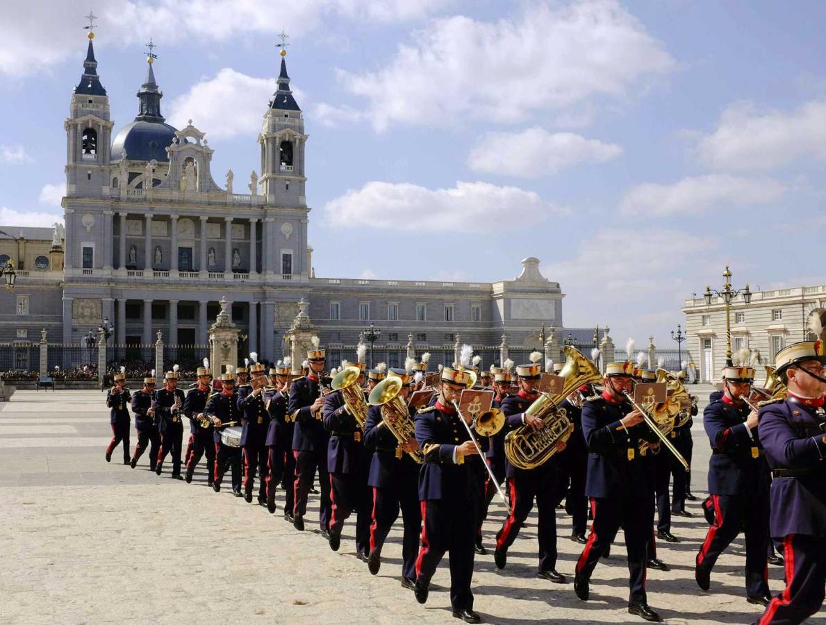 La Guardia Civil participa en el relevo solemne de la Guardia Real dentro de los actos conmemorativos del 175 aniversario de la fundación del instituto armado 