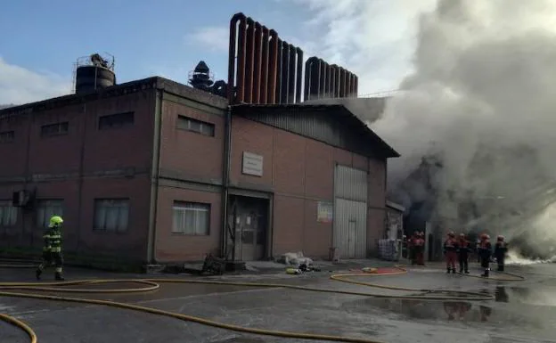 El incendio ha generado una densa humareda. 