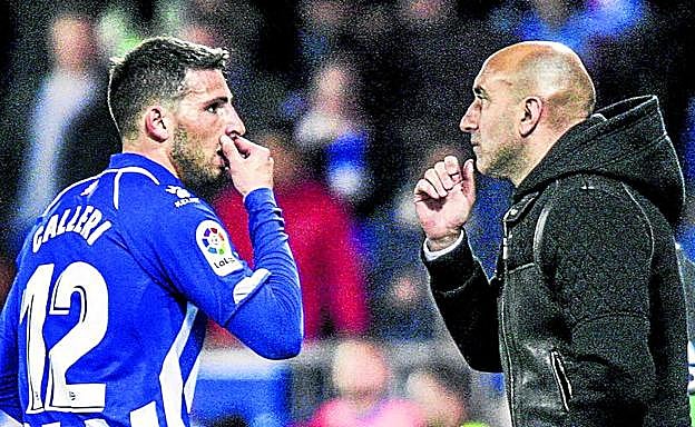 Jonathan Calleri y Abelardo charlan durante el encuentro del pasado sábado ante el Atlético en Mendizorroza. 