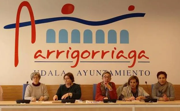 Maribel Velasco, Madalen Solaun, Marian González, Olga Urkiza y Rosa López, miembros de la junta de la Asociación de Mujeres Madalen. 