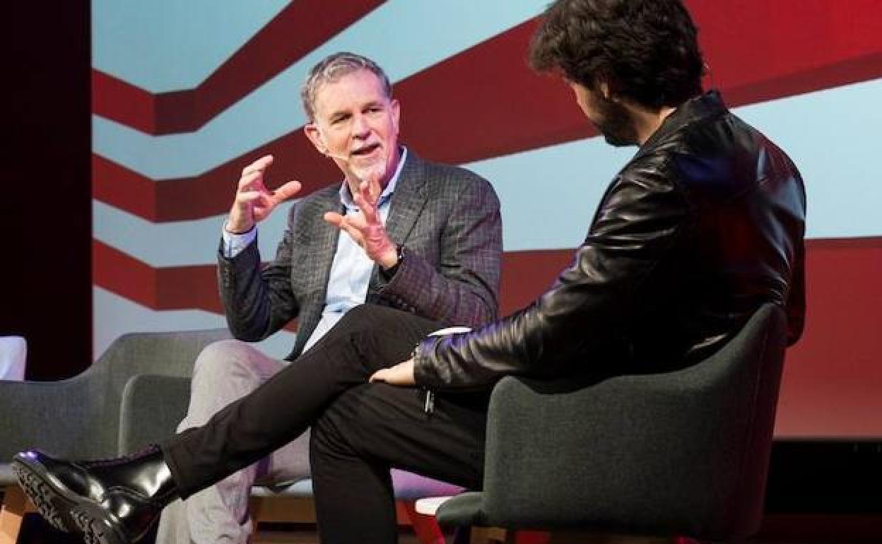 Reed Hastings charla con el actor Álvaro Morte.