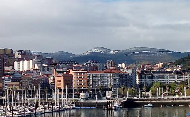 Los montes de Triano también han aparecido cubiertos de nieve.