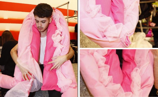 Christopher Criado enfundado en una vagina gigante.