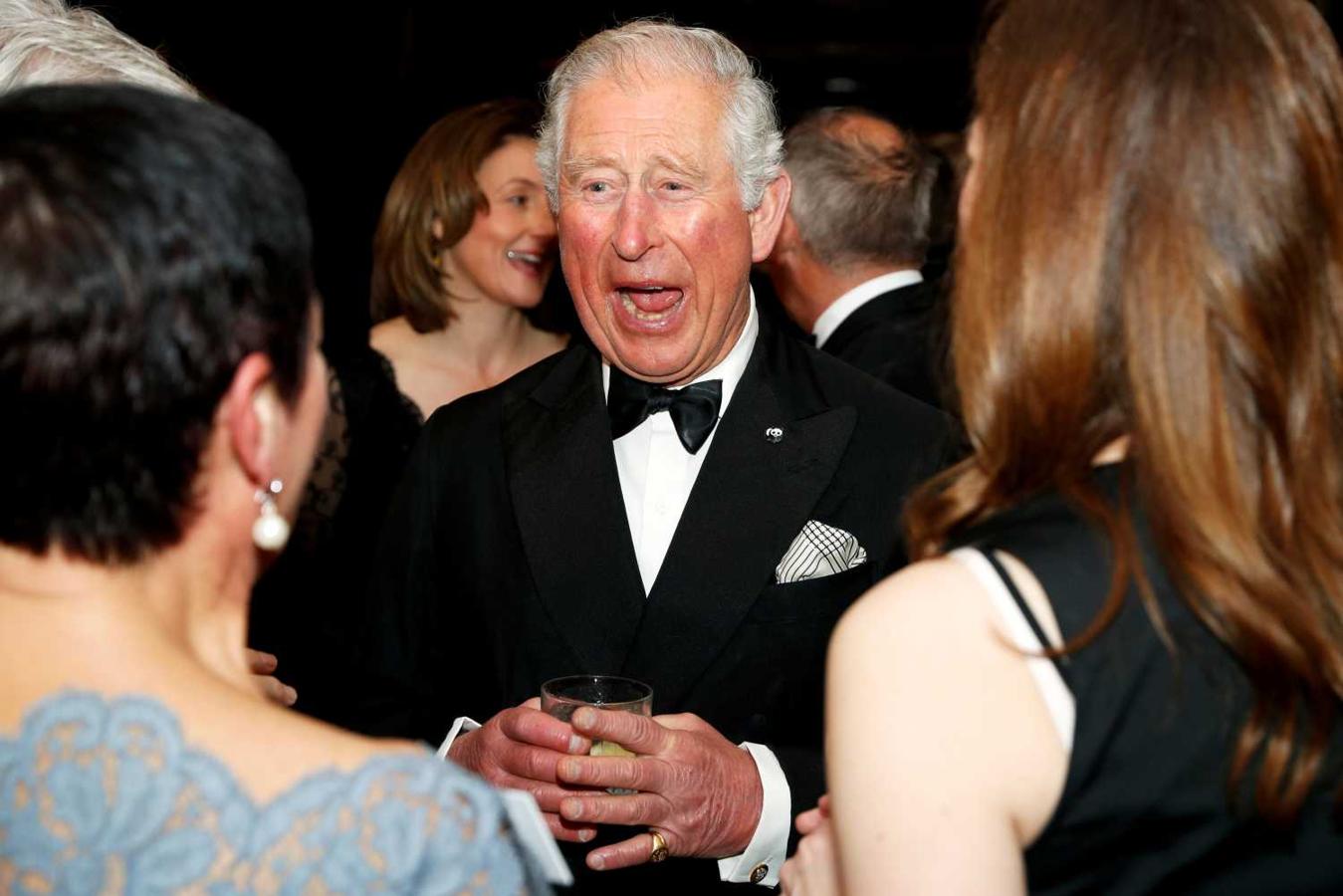 El príncipe Carlos de Inglaterra hablando con invitados en el estreno del documental Our Planet, en el Museo de Historia Natural de Londres.
