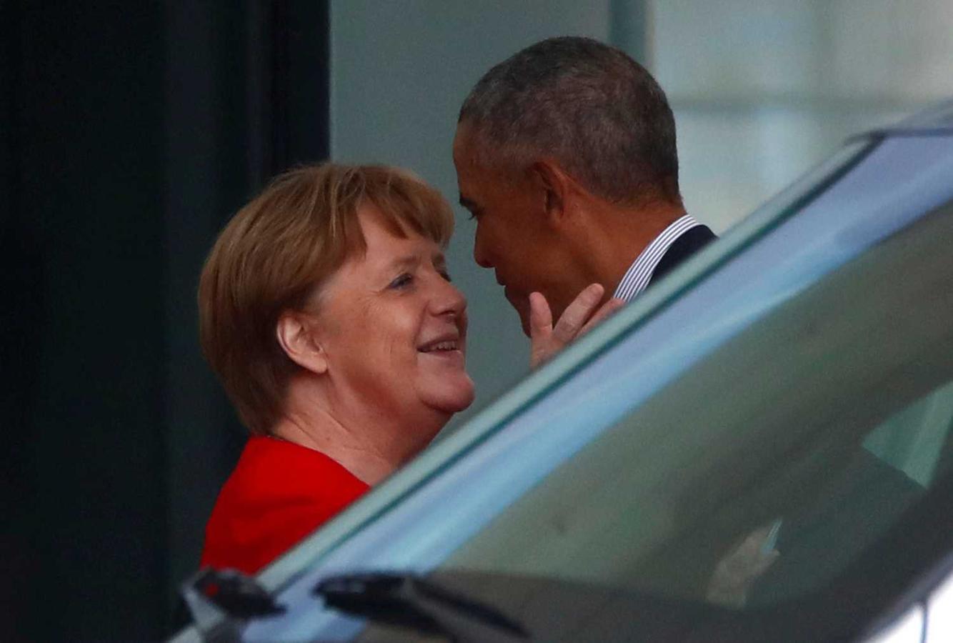 El expresidente de Estados Unidos, Barack Obama y la canciller alemana se despiden tras la reunión que han mantenido en la chancillería, Berlín 