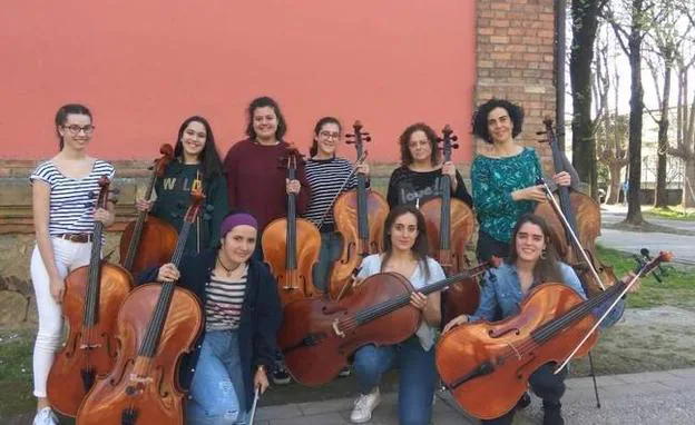 Integrantes del renovado grupo de violoncellos. 