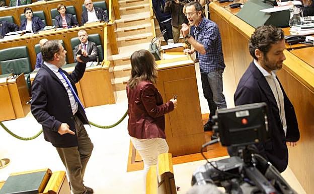 Los parlamentarios del PP increpan al parlamentario de EH Bildu Julen Arsuaga, durante el debate en el Parlamento Vasco.