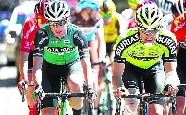 Ciclistas del Caja Rural y el Euskadi-Murias, durante la pasada Volta a Cataluña.