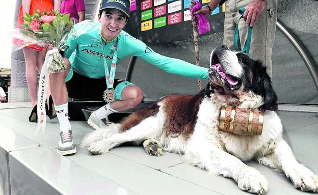 Pello Bilbao posa con un perro san bernardo tras ganar una etapa en el Dauphiné. :: 