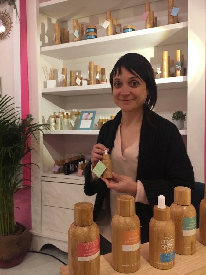 Verónica, de Terai Cosmética, elabora productos para la piel de forma artesanal en su tienda laboratorio de Bilbao. 