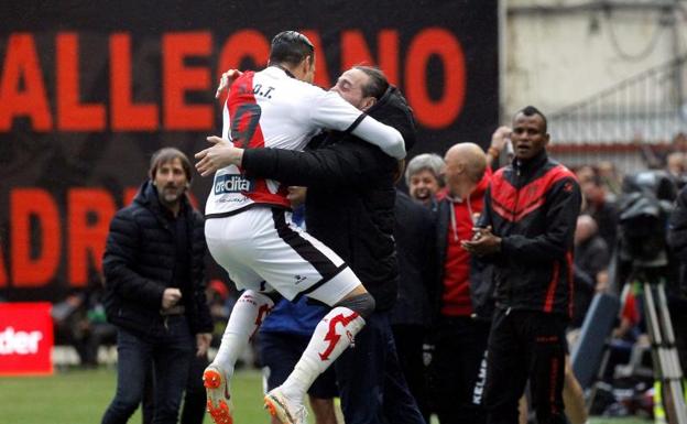 Raúl de Tomás celebra con el banquillo rayista su gol al Valencia.