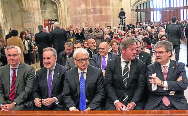 Presencia política. Luis Eguiluz, Alfonso Gil, Vicente Reyes, Bingen Zupiria y Juan Mari Aburto, sentados en uno de los primeros bancos de la catedral de Santiago.