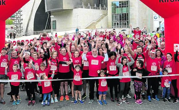 Con las manos levantadas en la línea de salida y una gran alegría, la VIII Carrera reunió a casi 3.000 personas.