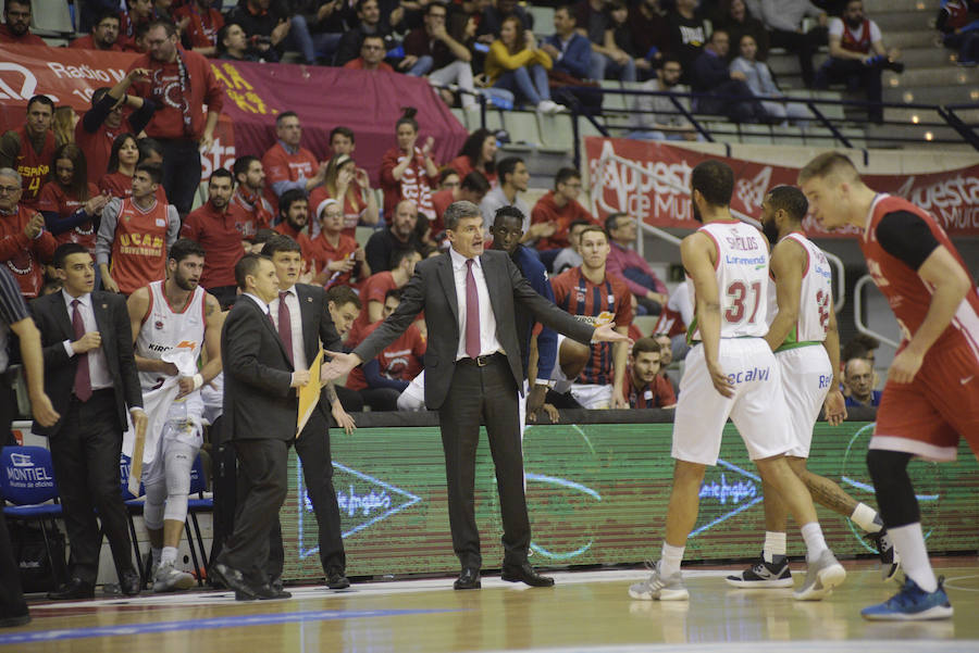 Perasovic habla con Shields y Hilliard en un tiempo muerto.