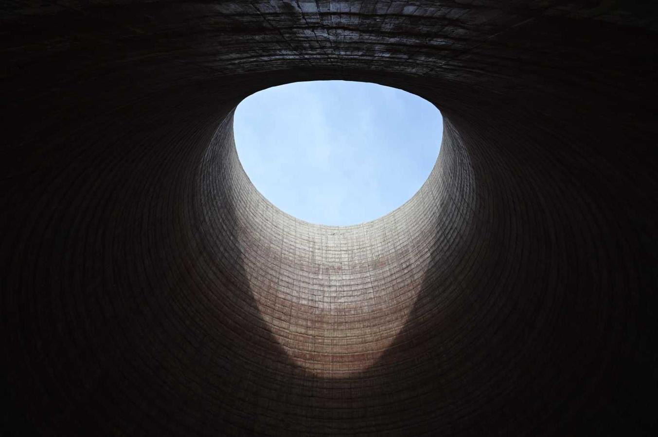 Vista desde el interior de la torre de refrigeración de la antigua acería Shougang, en Pekín, que será reformada para acoger una de las pruebas de los Juegos Olímpicos de invierno de 2022.