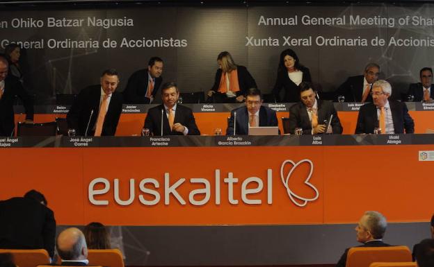 El consejo de administración de Euskaltel en la última junta de accionistas. 