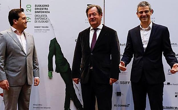 El consejero de Cultura y Política Lingüística del Gobierno Vasco y presidente de la Orquesta Sinfónica de Euskadi (OSE), Bingen Zupiria, junto a su director general, Oriol Roch, y su director titular, Robert Treviño.