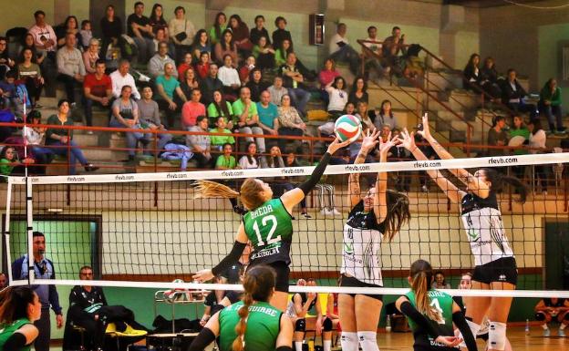 Las gradas del polideportivo vizcaíno presentaron un gran aspecto en el último choque de la temporada. 