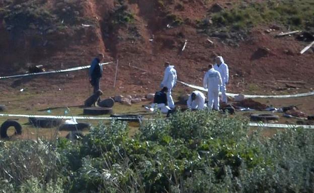 Agentes de la Policía científica investigan en el lugar donde ha sido hallado el cadáver de la joven. 