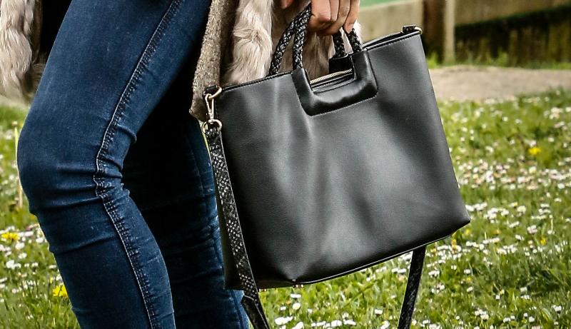 A Iratxe Villar le gusta adaptarse a la situación a la hora de vestir, “soy muy variable”. Aunque estemos en primavera, el termómetro le ha llevado a decantarse hoy por un abrigo de pelo y las botas Mou.