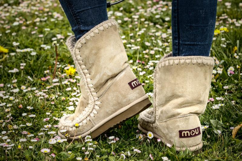 A Iratxe Villar le gusta adaptarse a la situación a la hora de vestir, “soy muy variable”. Aunque estemos en primavera, el termómetro le ha llevado a decantarse hoy por un abrigo de pelo y las botas Mou.